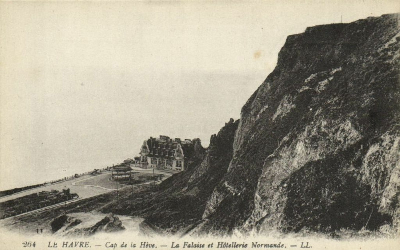 Carte postale ancienne Le Havre - Cap de la Heve - La Falaise et Hotellerie Normande au Havre