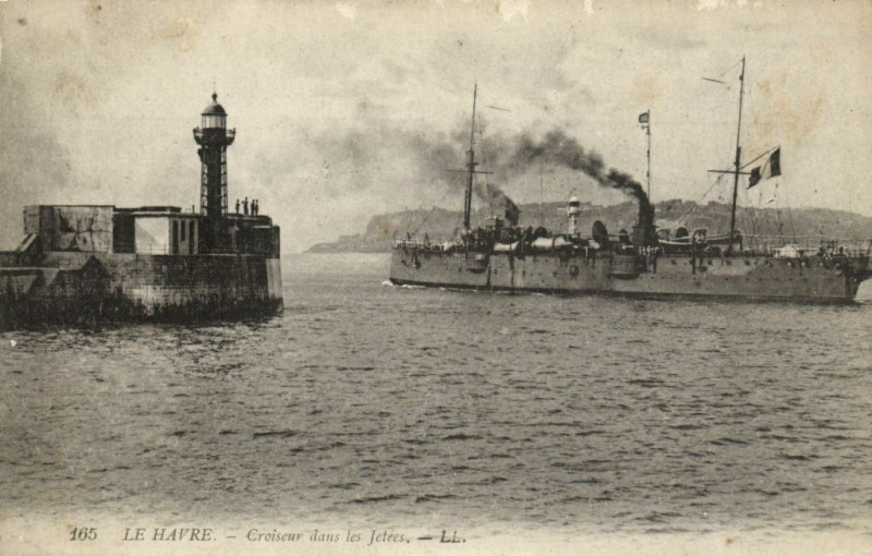 Carte postale ancienne Le Havre - Croiseur dans les Jetées au Havre