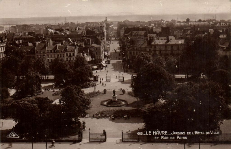 Carte postale ancienne Le Havre - Jardins de l'Hotel de Ville et Rue de Paris au Havre