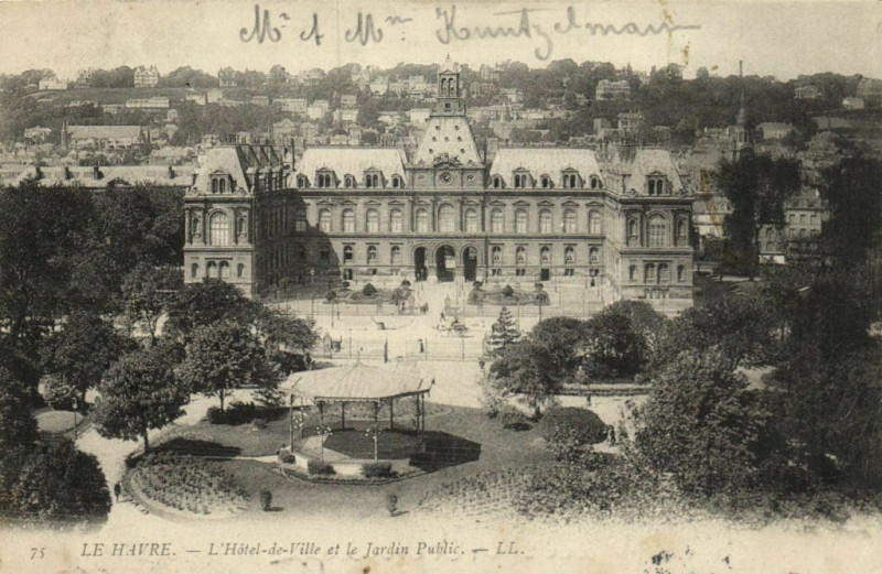 Carte postale ancienne Le Havre - L'Hotel-de-Ville et le Jardin Public au Havre