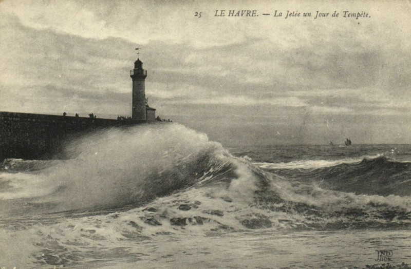 Carte postale ancienne Le Havre - La Jetée un Jour de Tempete au Havre