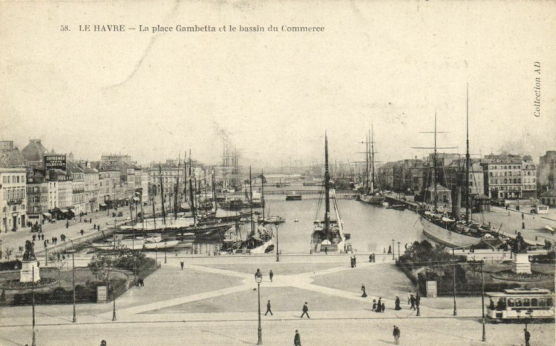Carte postale ancienne Le Havre - La place Gambetta et le bassin du Commerce au Havre