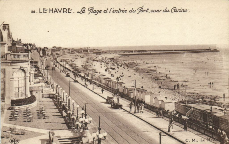 Carte postale ancienne Le Havre - La Plage et l'entrée du Port vues du Casino au Havre