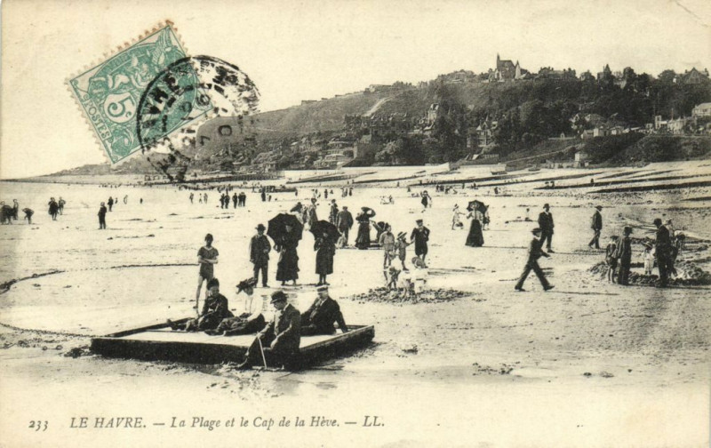 Carte postale ancienne Le Havre - La Plage et le Cap de la Heve au Havre