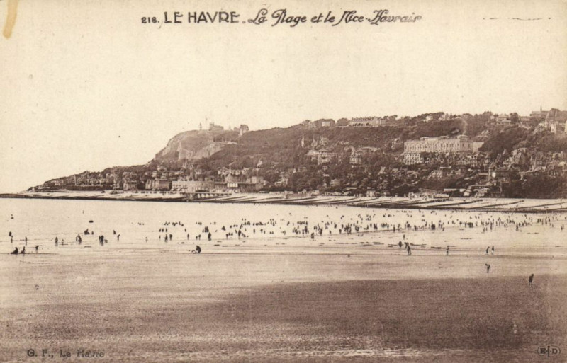 Carte postale ancienne Le Havre - La Plage et le Nice Havrair au Havre
