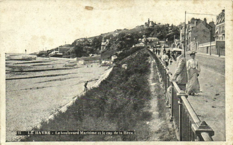 Carte postale ancienne Le Havre - Le boulevard Maritime et la cap de la Heve au Havre
