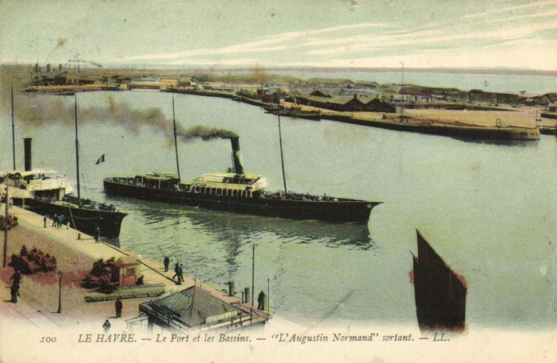 Carte postale ancienne Le Havre - Le Port et les Bassins - L'Augustin Normand sortant au Havre