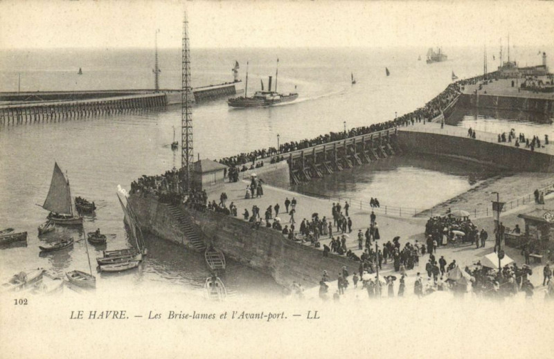 Carte postale ancienne Le Havre - Les Brise-James et l'Avant-port au Havre