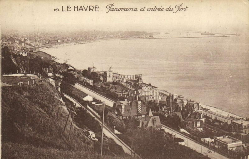 Carte postale ancienne Le Havre - Panorama et entrée du Port au Havre