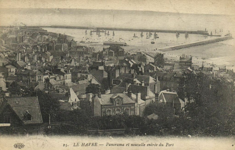 Carte postale ancienne Le Havre - Panorama et nouvelle entrée du Port au Havre