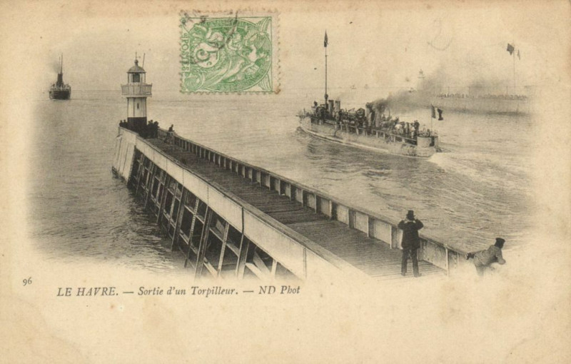 Carte postale ancienne Le Havre - Sortie d'un Torpilleur au Havre