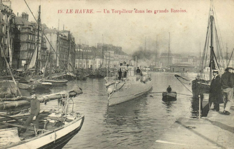 Carte postale ancienne Le Havre - Un Torpilleur dans les grands Bassins au Havre