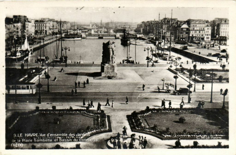 Carte postale ancienne Le Havre - Vue d'ensemble des Jardins de la Place Gambetta et au Havre