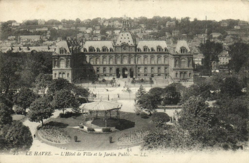 Carte postale ancienne Le Havre - L'Hotel de Ville et le Jardin Public au Havre