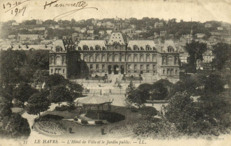 Carte postale ancienne Le Havre - L'Hotel de Ville et le Jardin public au Havre