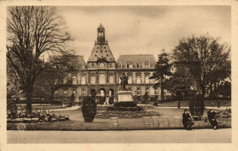 Carte postale ancienne Le Havre - L'Hotel de Ville et les Jardins au Havre