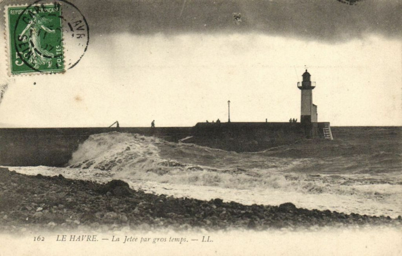 Carte postale ancienne Le Havre - La Jetée gros temps au Havre
