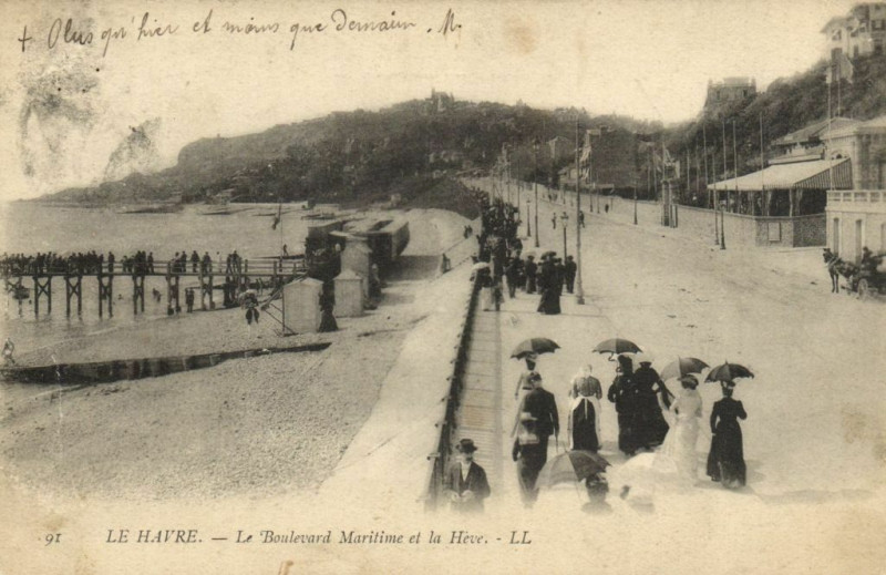 Carte postale ancienne Le Havre - Le Boulevard Maritime et la Heve au Havre