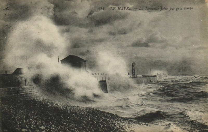 Carte postale ancienne Le Havre - La Nouvelle Jetée pur gros tomps au Havre