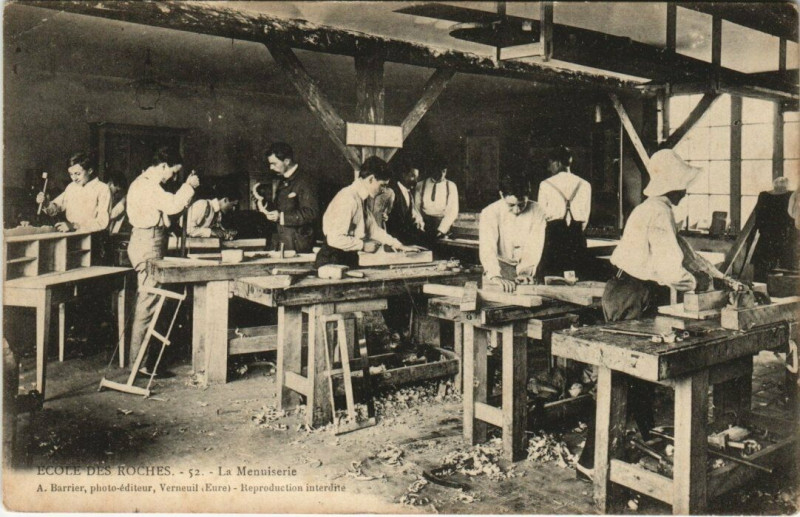 Carte postale ancienne Verneuil Ecole des Rocehs Le Menuiserie