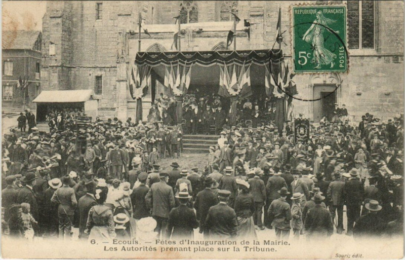 Carte postale ancienne Ecouis - Fete d'Inauguration de la Mairie - la Tribune à Écouis