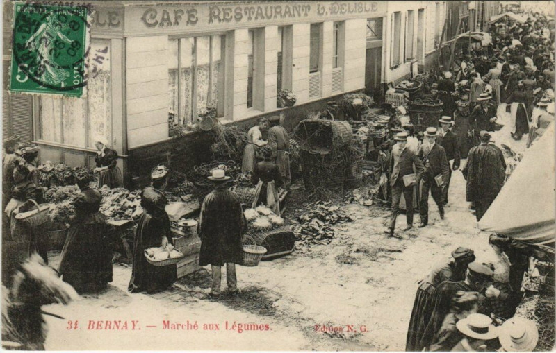 Carte postale ancienne Bernay - Marché aux légumes à Bernay