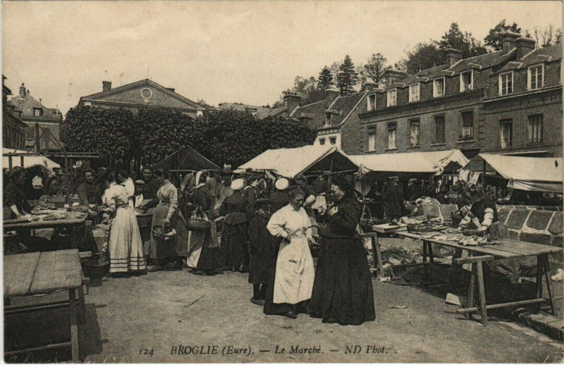 Carte postale ancienne Broglie - le marché à Broglie