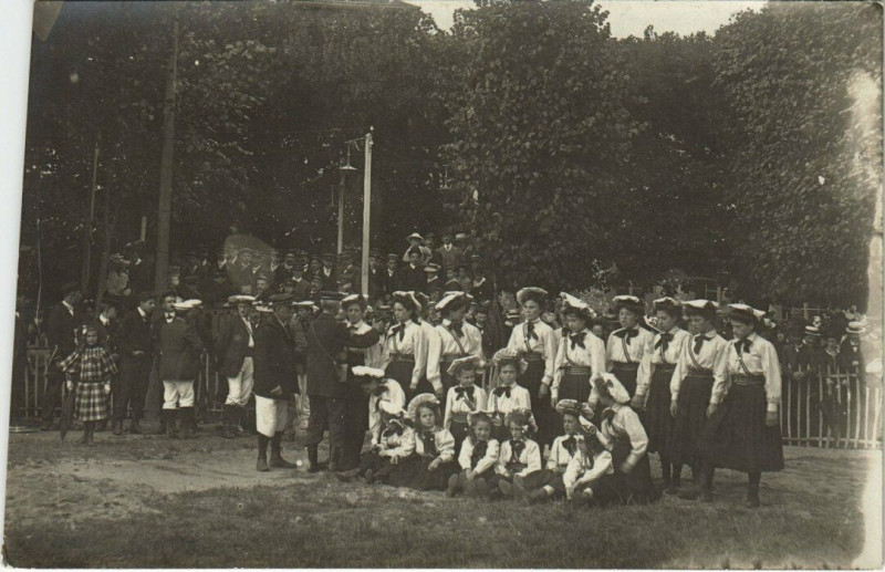 Carte postale ancienne Vernon - Groupe des filles à Vernon