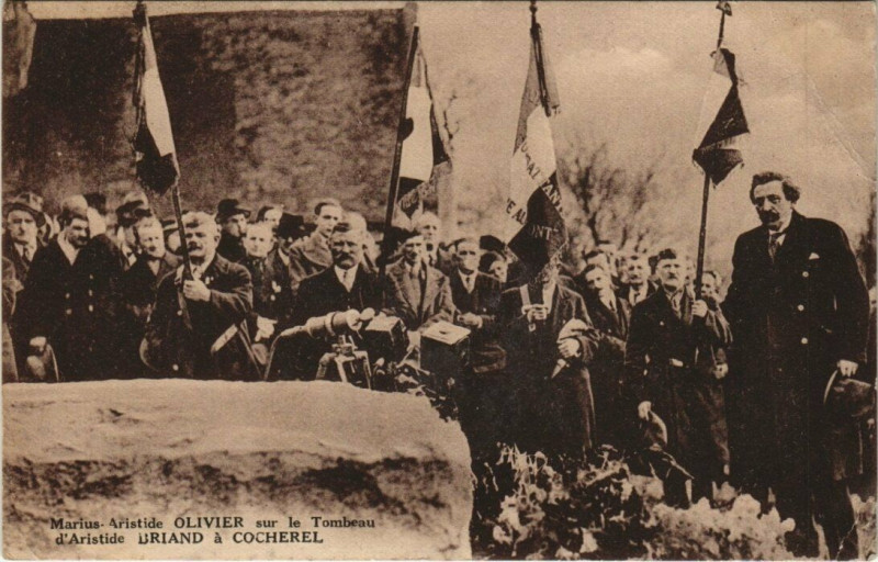Carte postale ancienne Cocherel - M.A. Olivier sur le Tombeau d'Aristide Briand