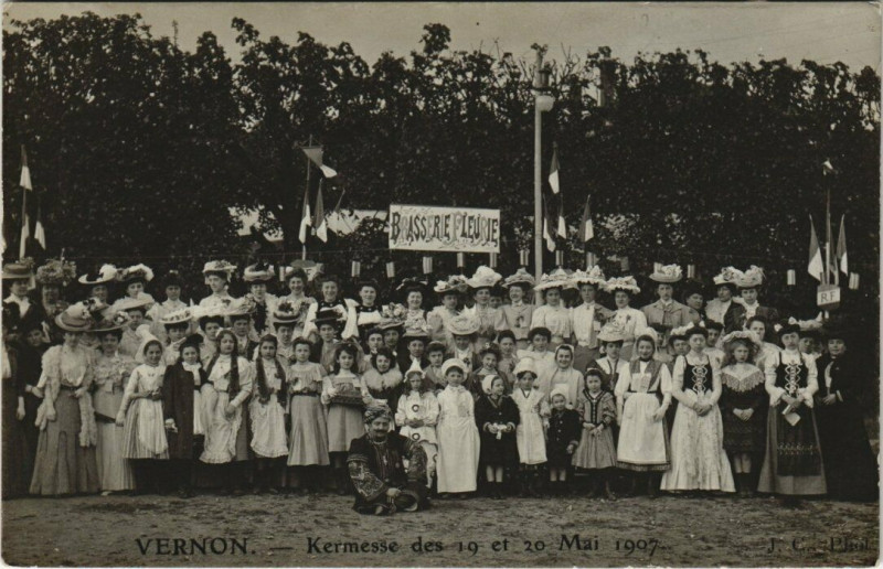 Carte postale ancienne Vernon - Kermesse des 19 et 20 Mai 1907; carte photo à Vernon