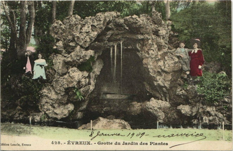 Carte postale ancienne Evreux-Grotte du Jardin des Plantes à Évreux