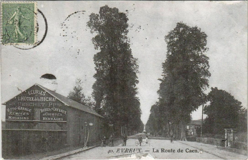 Carte postale ancienne Evreux-La Route de Caen à Évreux