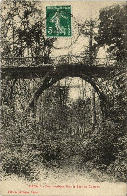 Carte postale ancienne Dangu-Pont rustique dans le Parc du Chateau à Dangu