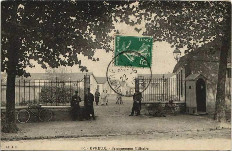 Carte postale ancienne Evreux-Baraquement Militaire à Évreux