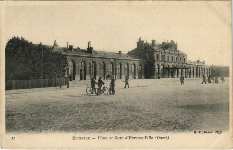 Carte postale ancienne Evreux-Place et Gare d'Evreux Ville à Évreux