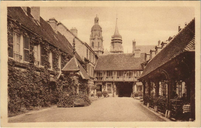 Carte postale ancienne Evreux-L'Hotel du Grand Cerf et la Cathédrale à Évreux