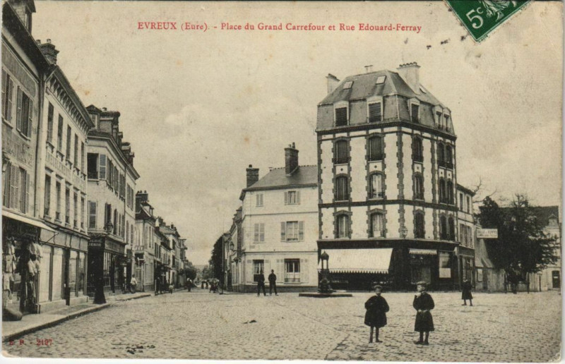 Carte postale ancienne Evreux-Place du Grand Carrefour et Rue Edouard Ferray à Évreux