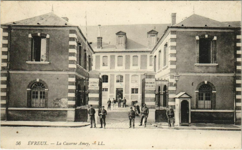 Carte postale ancienne Evreux-La Caserne Amey à Évreux