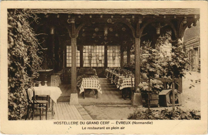 Carte postale ancienne Evreux-Hostellerie du Grand Cerf-Le restaurant en plein air à Évreux