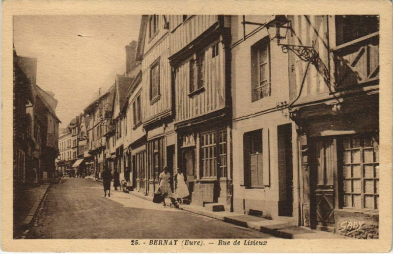Carte postale ancienne Bernay-Rue de Lisieux à Bernay