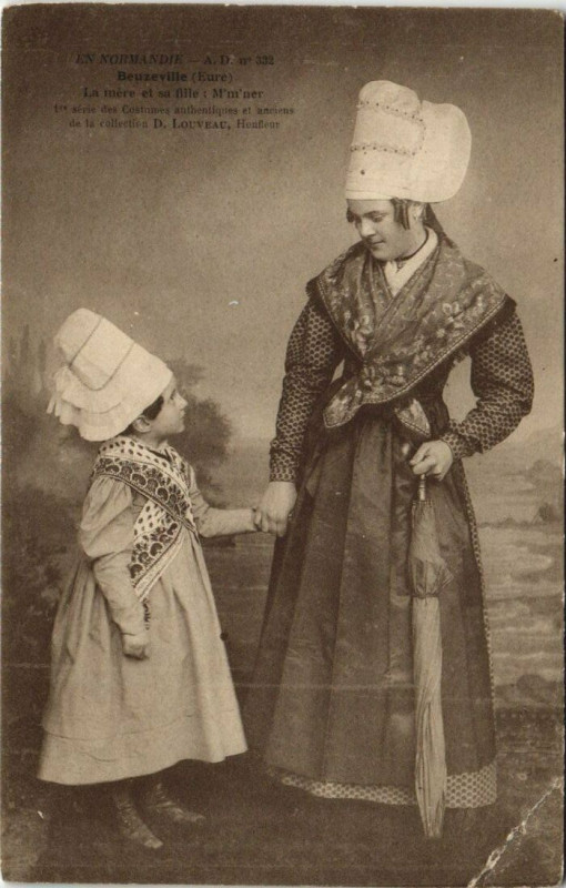 Carte postale ancienne Beuzeville-En Normandie-La mere et sa fille:M'm'ner à Beuzeville