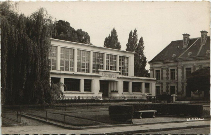 Carte postale ancienne Evreux-Les archives à Évreux