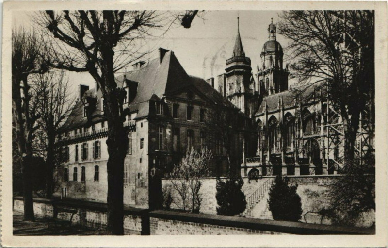 Carte postale ancienne Evreux-L'Evéché et la Cathédrale à Évreux