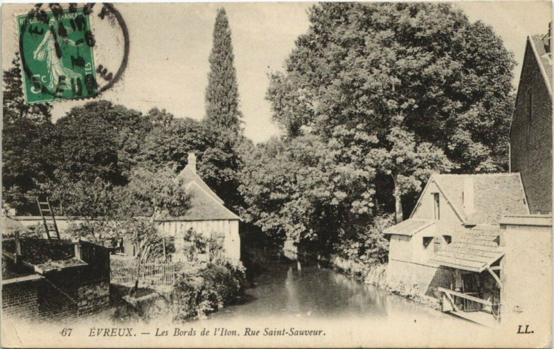 Carte postale ancienne Evreux-Les Bords de l'Iton-Rue Saint-Sauveur à Évreux