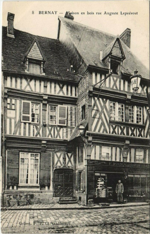Carte postale ancienne Bernay-Maison en bois rue Auguste Leprévost à Bernay