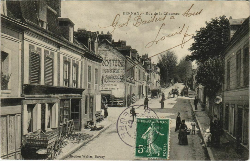 Carte postale ancienne Bernay-Rue de la Chaussée à Bernay
