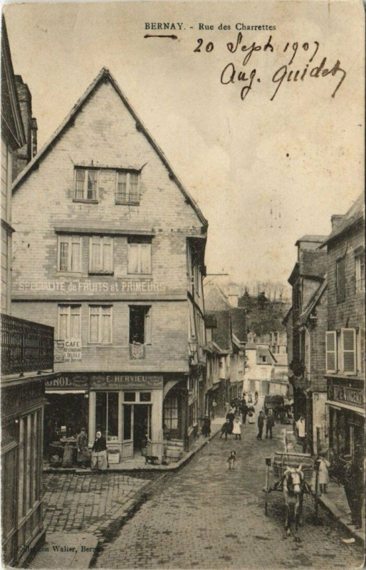 Carte postale ancienne Bernay-Rue des Charrettes à Bernay
