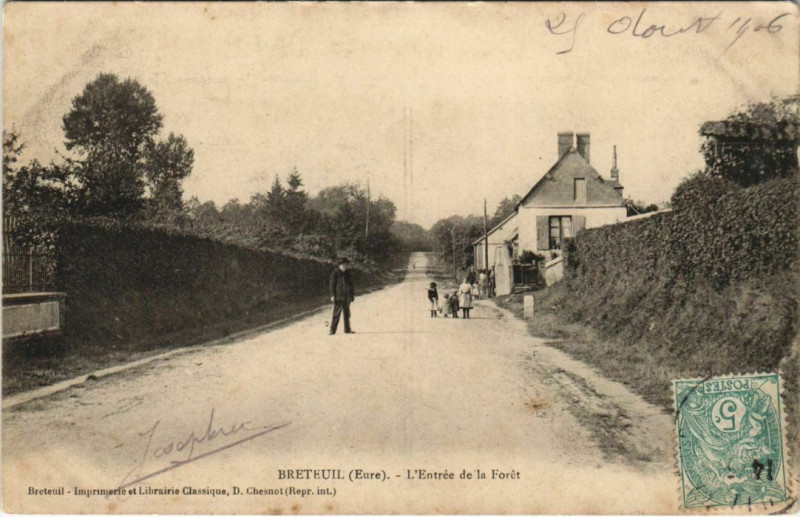Carte postale ancienne Bernay-L'Entrée de la Foret à Bernay