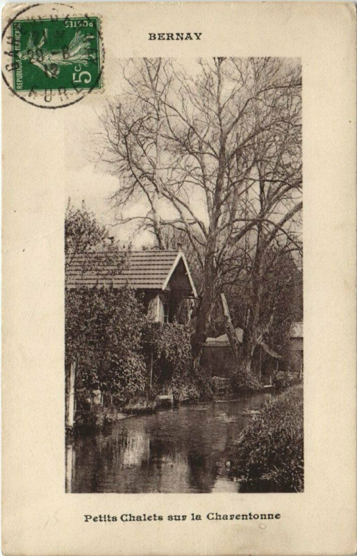 Carte postale ancienne Bernay-Petits Chalets sur la Charentonne à Bernay