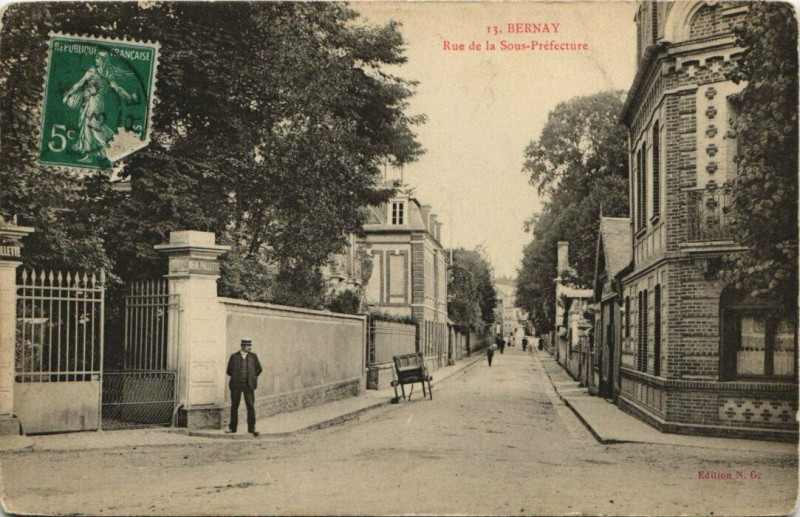 Carte postale ancienne Bernay-Rue de la Sous Préfecture à Bernay